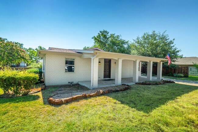 Building Photo - 3 Bedroom 2 Bath 2 Car Garage - Backs Up To A Nice Farm