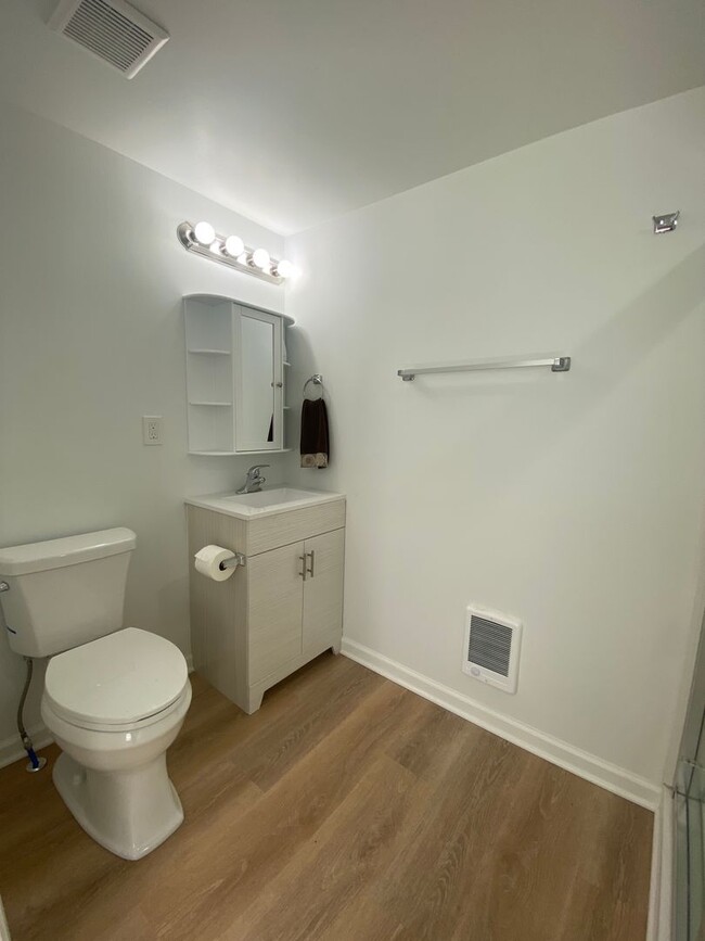 Building Photo - 3 Bedroom, 3.5 Bathroom In Downtown Perryv...