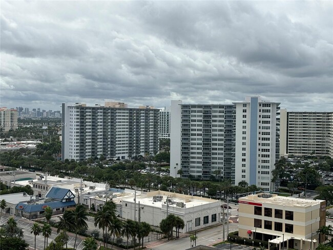 Building Photo - 3700 Galt Ocean Dr