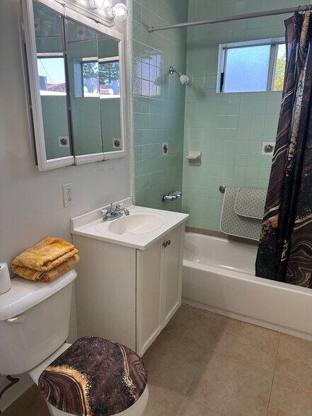 Building Photo - 8420 Rincon Ave