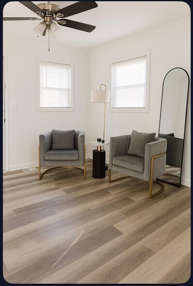 Sitting area in the primary bedroom - 2394 Bouldercliff Way SE