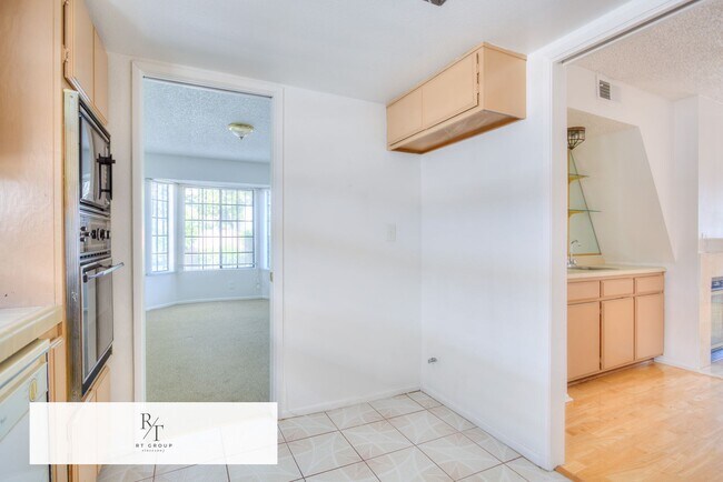 Building Photo - Beautiful Front Unit in Gated Community – ...