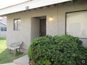 Building Photo - 2 Bedroom / 2 Bath Duplex in Gilbert!