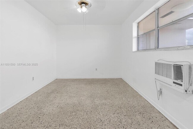 Building Photo - 644 SW 10th St