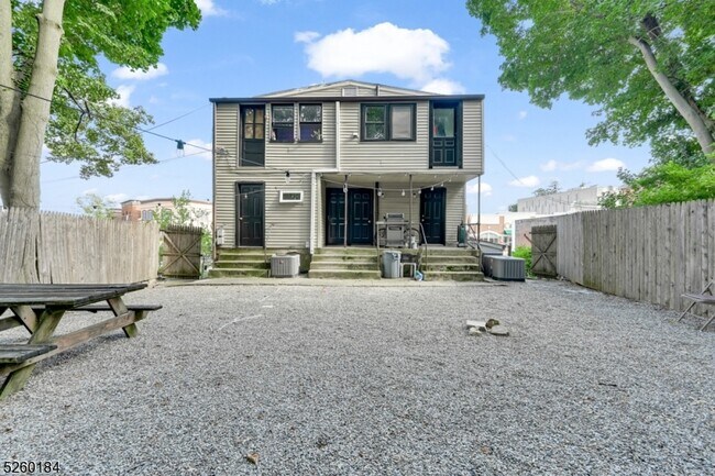 Building Photo - 38 Morris St