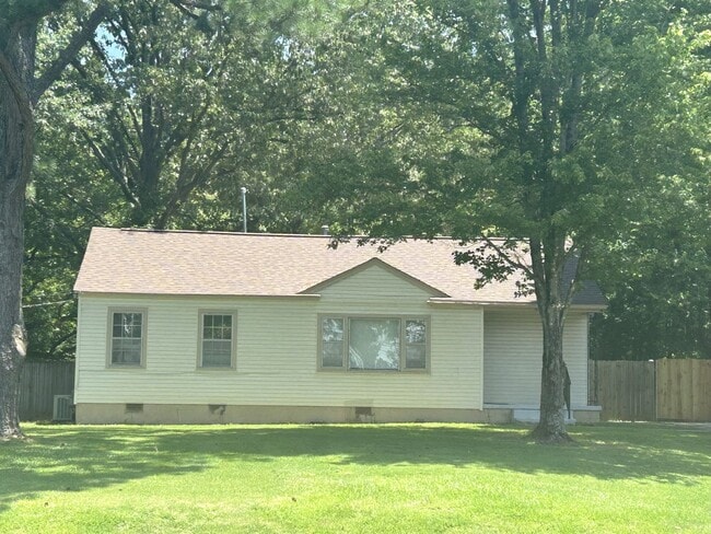Primary Photo - Adorable 3 bedroom, 1 bath home in the Mac...