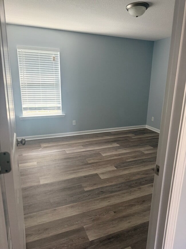 Building Photo - Large 5 bed home in excellent condition on...