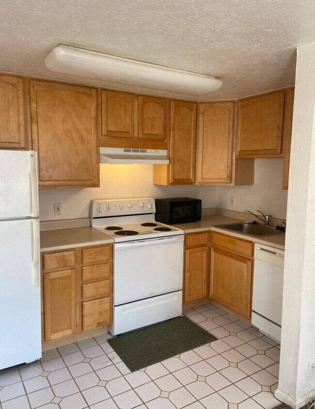 Building Photo - Available June- 1 Bed/1 Bath Lindsley Park Condo