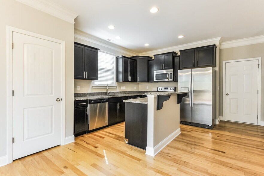 Building Photo - 170 Davelyn Ct