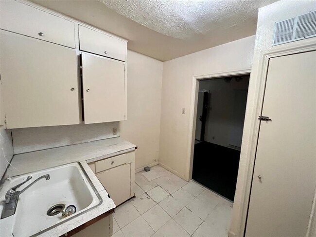 Building Photo - 2330 Seevers Ave