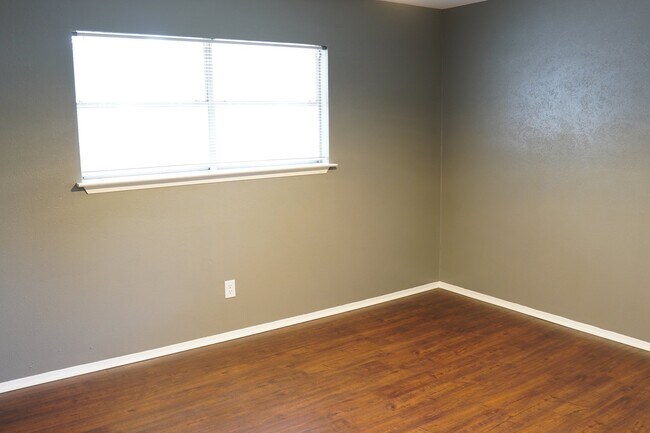 Building Photo - 2205 Vail Ct