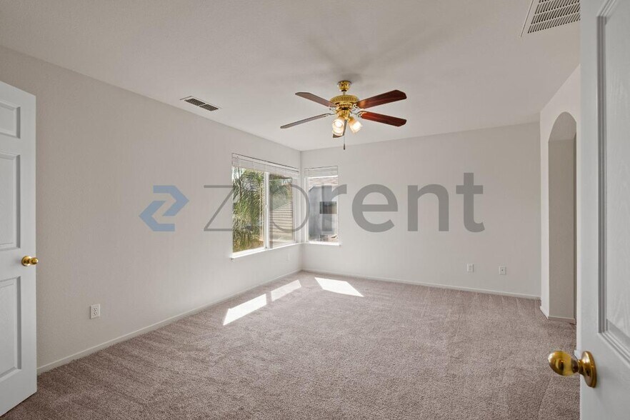 Building Photo - Unit