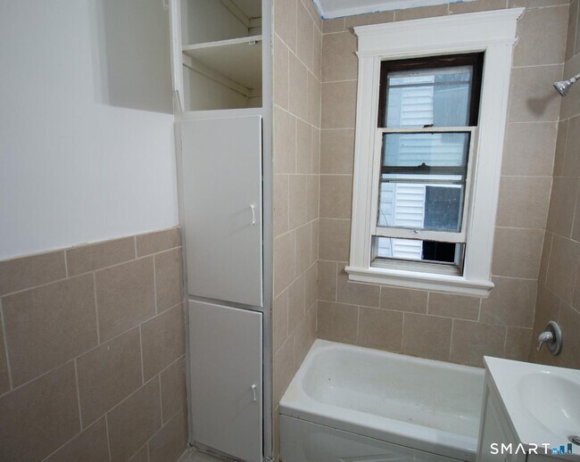 Building Photo - 73 Lounsbury St