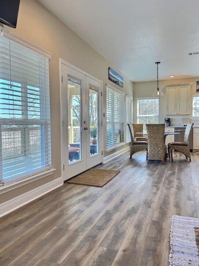 Building Photo - Fully Furnished 2 BD/2 BA Retreat on the B...