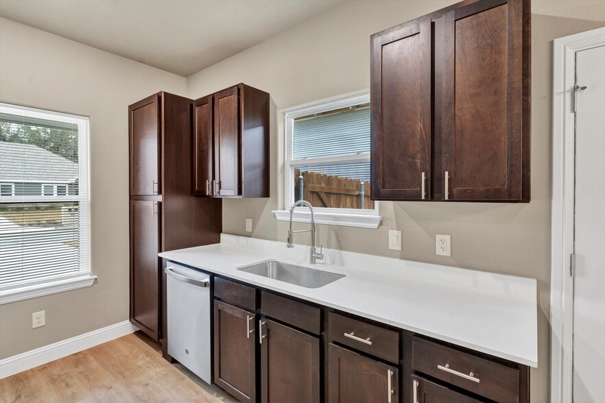 Building Photo - 405 Lake View St