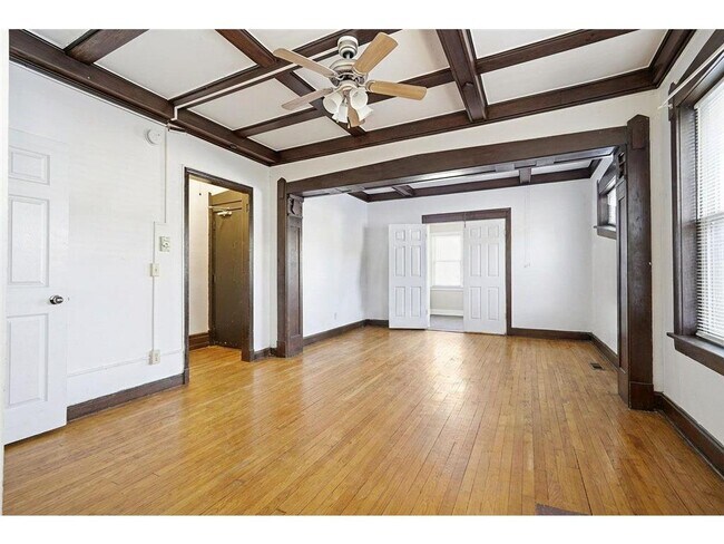 Building Photo - 604 Holly Ave