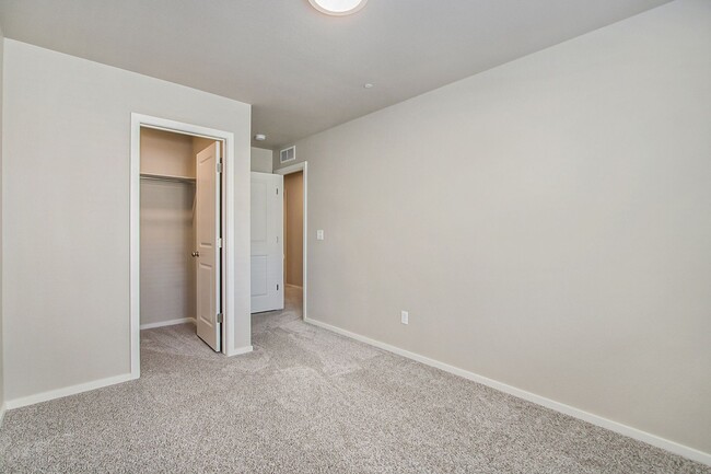 Building Photo - Stunning Townhome in Northridge Trails
