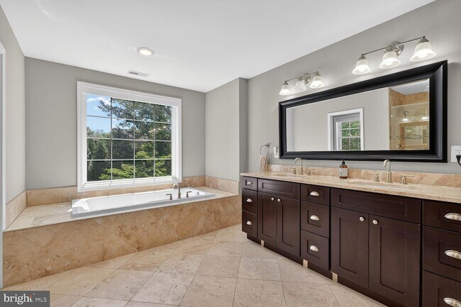 Building Photo - 4613 Willow Run Dr
