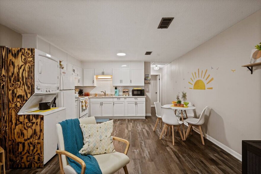 Building Photo - 2001 N 61st Ave