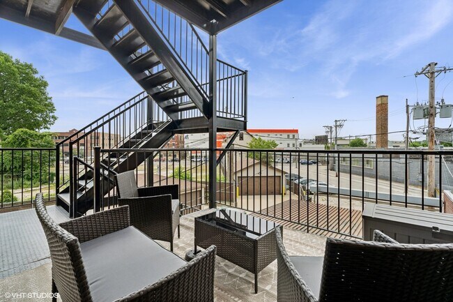 Building Photo - 2438 N Clybourn Ave