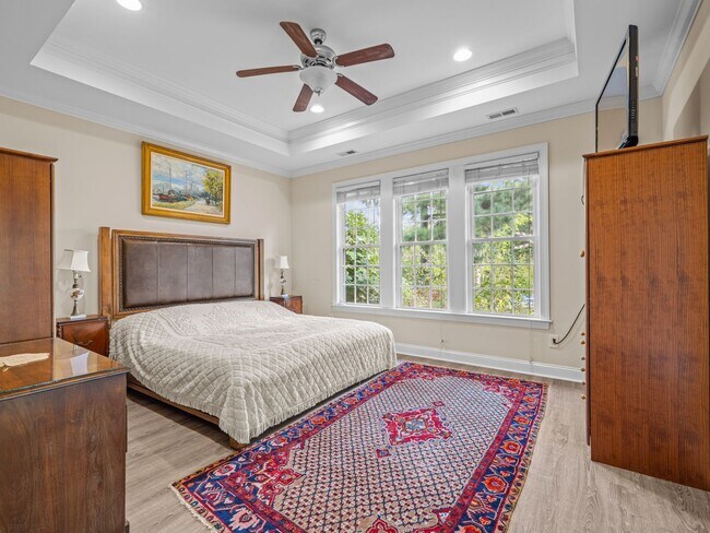 Building Photo - Beauty by the Water!