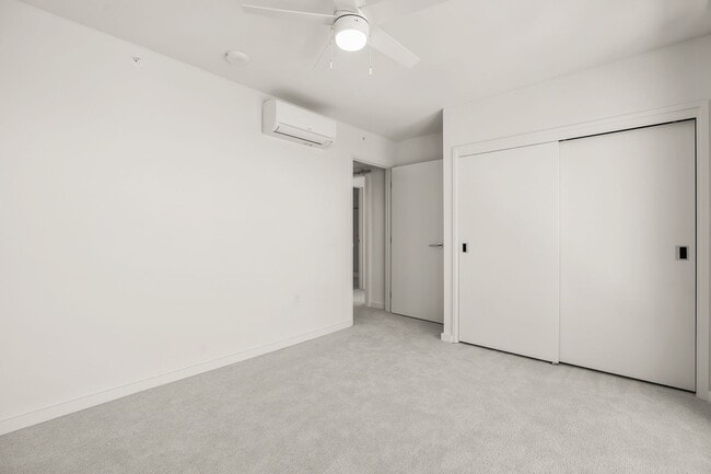 Building Photo - Sky Ala Moana West — 2 Bed / 2 Bath / 2 Pa...