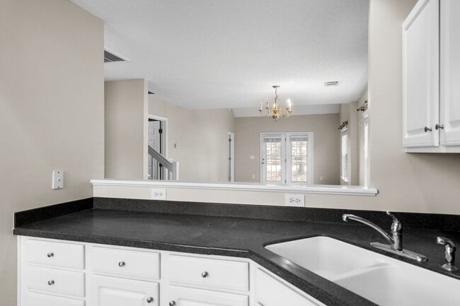 Building Photo - 571 Riverward Dr