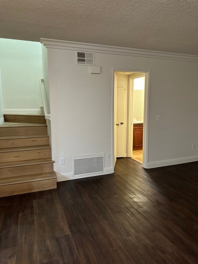 Building Photo - 1893 Cherokee Dr