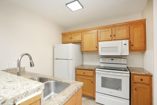 Building Photo - 17401 Red Oak Dr