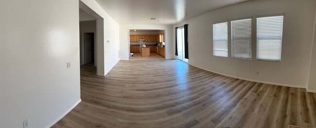 Building Photo - Large 5 bedroom / 2.5 Bathroom Perris Home