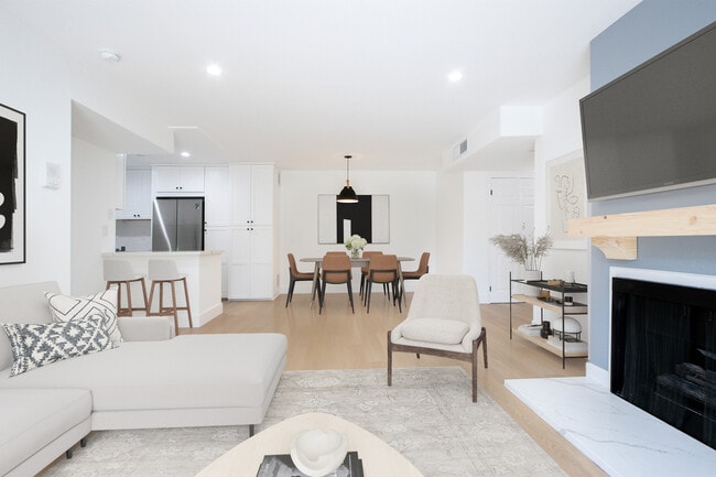 Building Photo - Experience Modern Westside Living at Woodg...