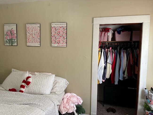 Building Photo - 4 Bed 2 Bath close to UWEC!