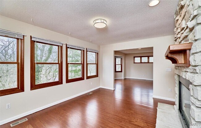 Building Photo - 157 S Kings Rd
