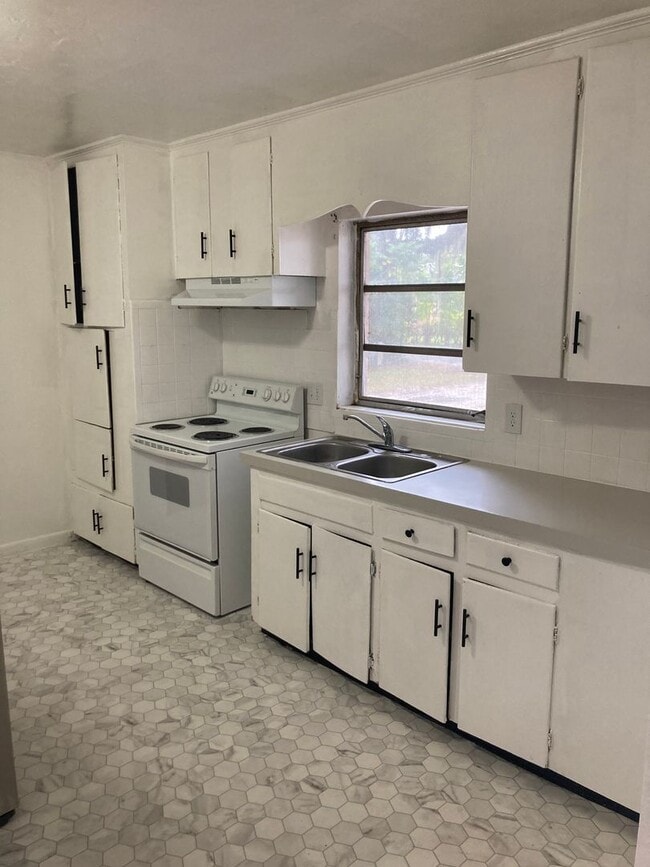 Building Photo - 3 Bed 1 Bath | Carport | Washer/Dryer Hook...