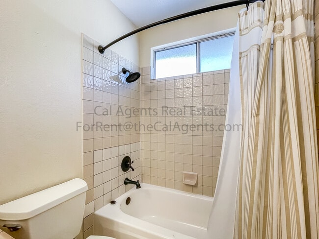 Building Photo - 3600 Siskiyou Ct
