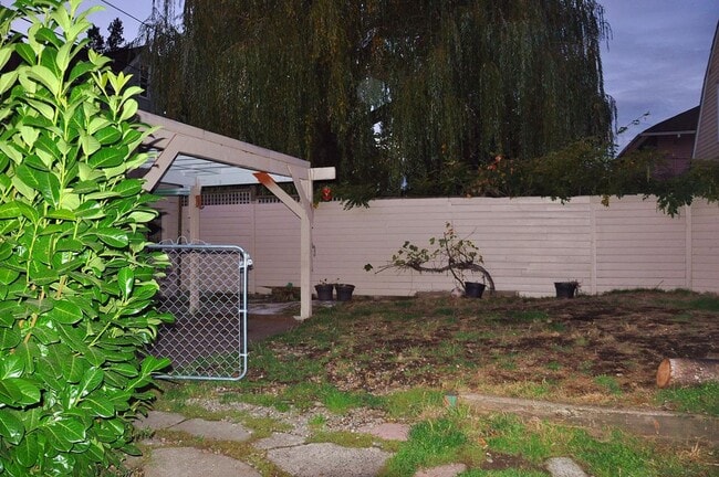 Building Photo - CLICK "REQUEST A TOUR" NOW!