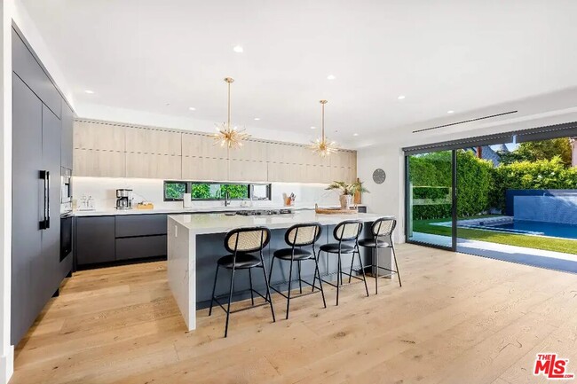 Building Photo - 6201 Lindenhurst Ave