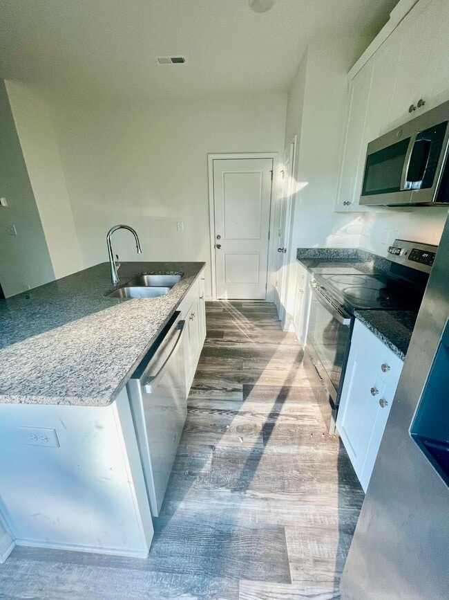 Building Photo - Welcome to this stunning 3-bedroom, 2.5-ba...