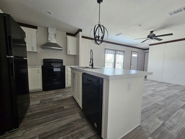 Building Photo - 447 Suwanee Dr