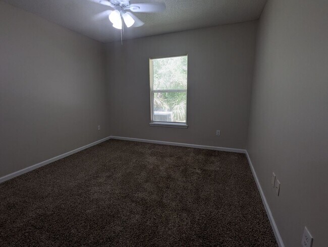 Building Photo - GREAT 3/2 Duplex READY FOR IMMEDIATE MOVE-...