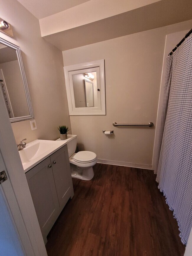 Building Photo - 984 W Main St