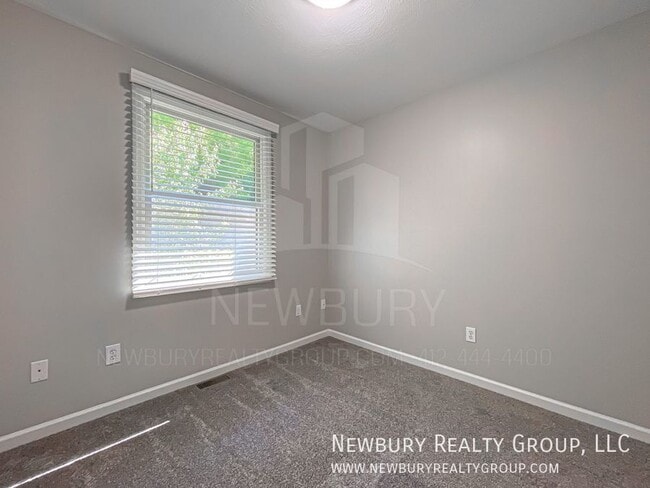 Building Photo - 135 Banksville Pl