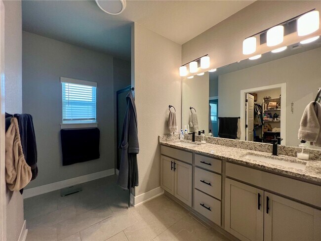 Building Photo - 1720 W Broadway Pl