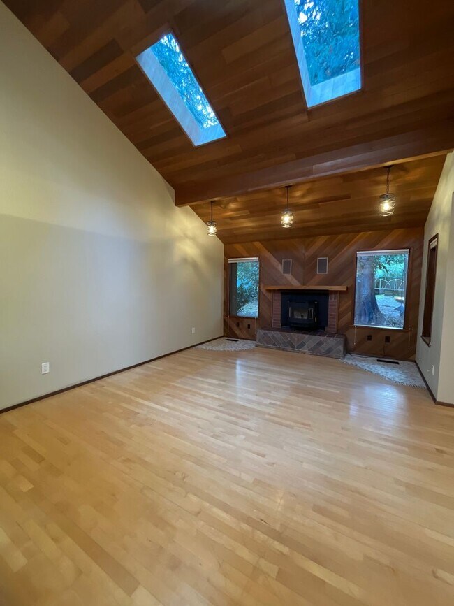 Building Photo - 3 Bedroom 2.5 Bath