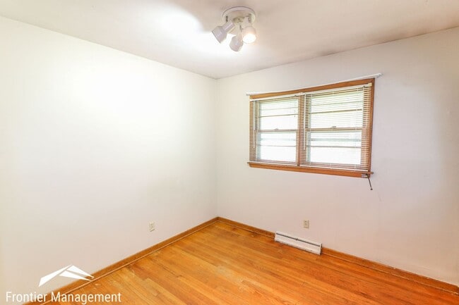 Building Photo - Lovely Single Family Home with Spacious Li...