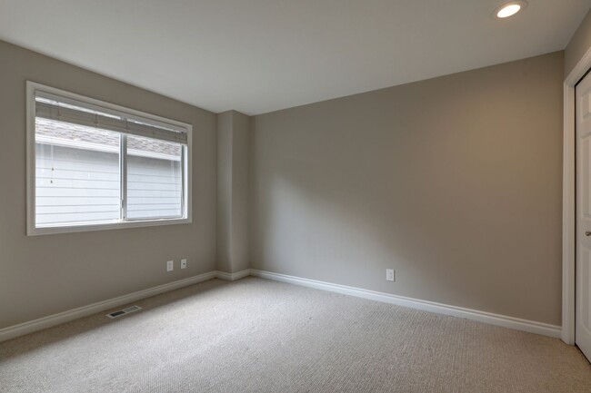 Building Photo - Beautifully Remodeled Home with Gourmet Kitchen & Fenced Yard in Klahanie