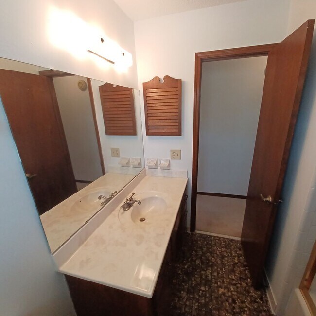 Building Photo - 2295 Foxwood Dr