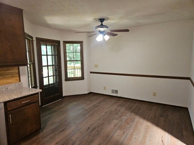 Building Photo - 520 Hardy Cir
