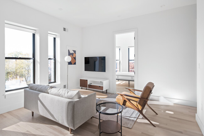 Primary Photo - Common Owens (Furnished Rooms)