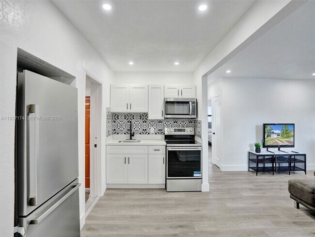 Building Photo - 905 SW 22nd Ave